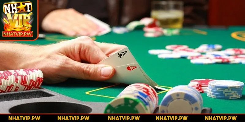 Poker là trò chơi bài có nguồn gốc từ phương Tây, sử dụng bộ bài 52 lá phổ biến